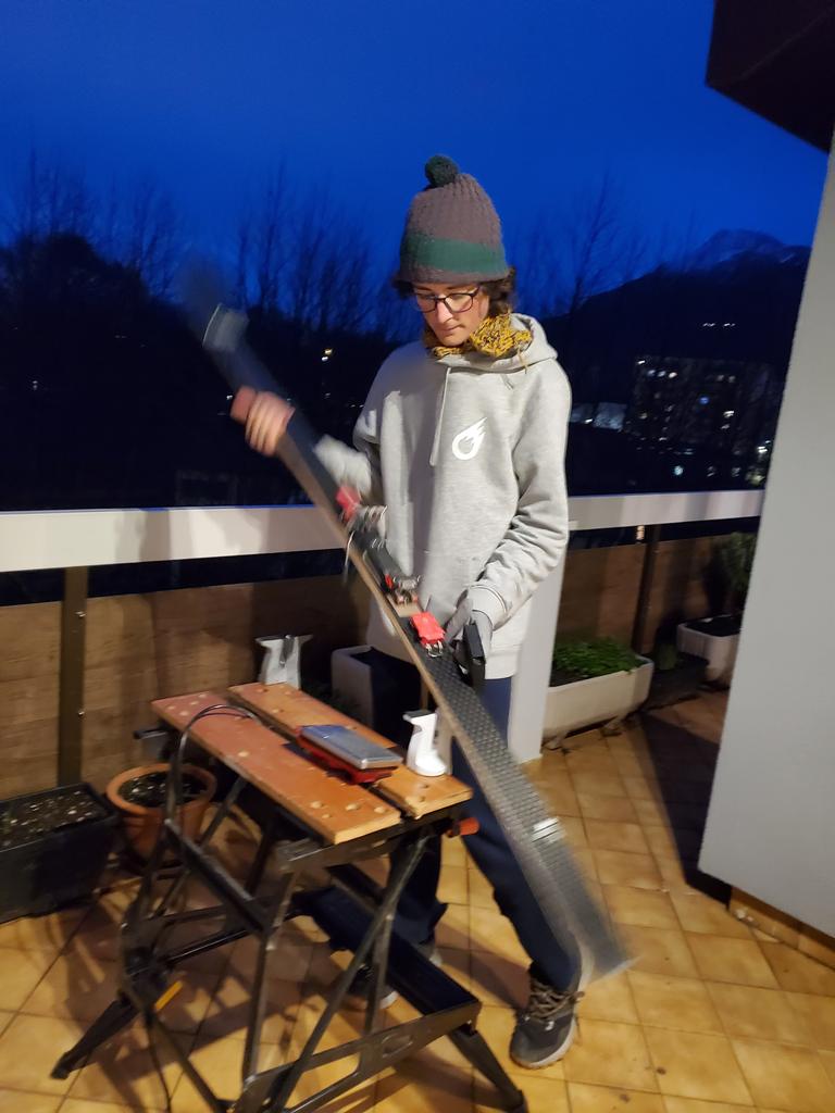 Notre saisonnier farte sur le balcon...