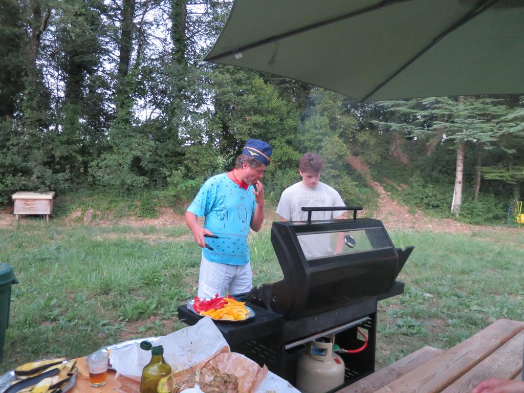 Zoltan le canard et Brinik au barbecue