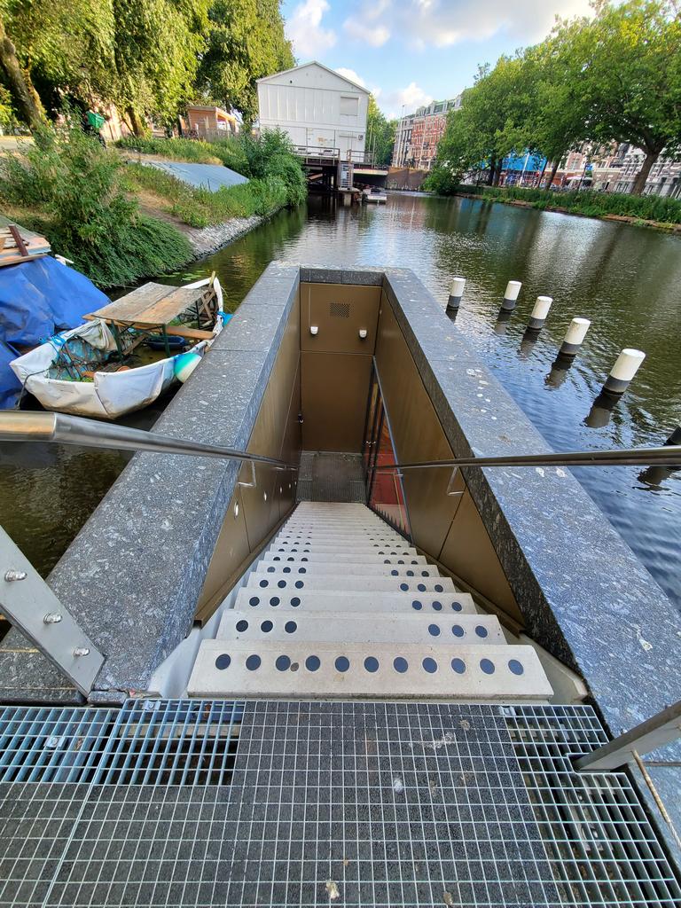 Entrée d'un parking sous le canal