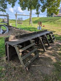 Morceau du chemin de planches autour de l'île