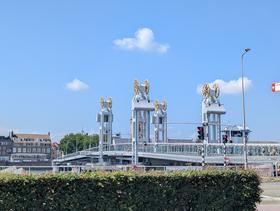 Pont-levis par translation