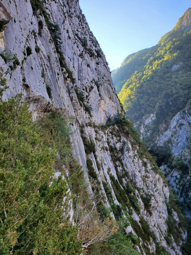Chemin dans la falaise