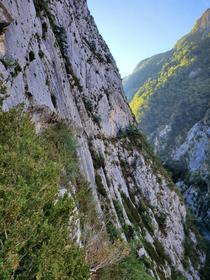 Chemin dans la falaise