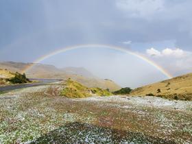 Arc-en-ciel sur tapis de grêlons