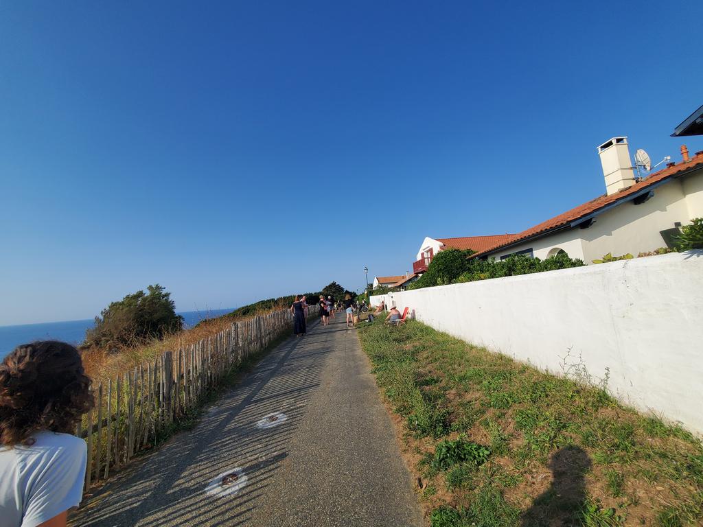 Du monde sur la corniche