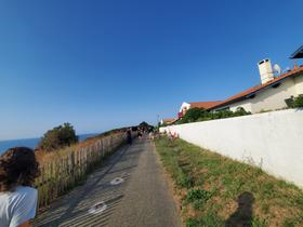 Du monde sur la corniche