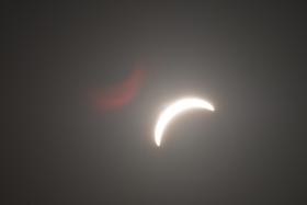 On voit l'ombre de la lune